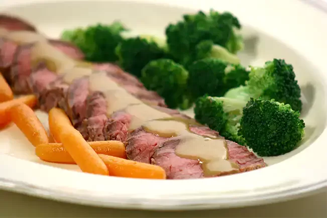 Receita de Rosbife com legumes salteados
