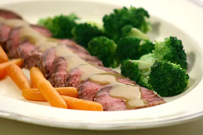 Rosbife com legumes salteados
