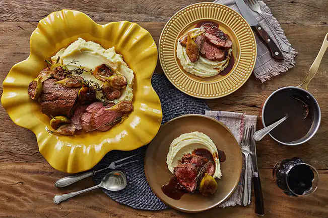 Rosbife com molho de figo e vinho com purê de batatas