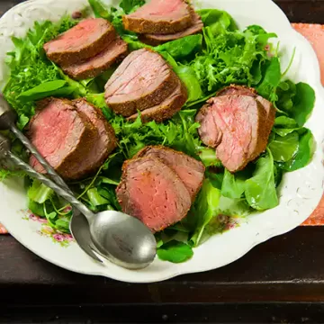 Rosbife com salada de verdes e molho de tangerina