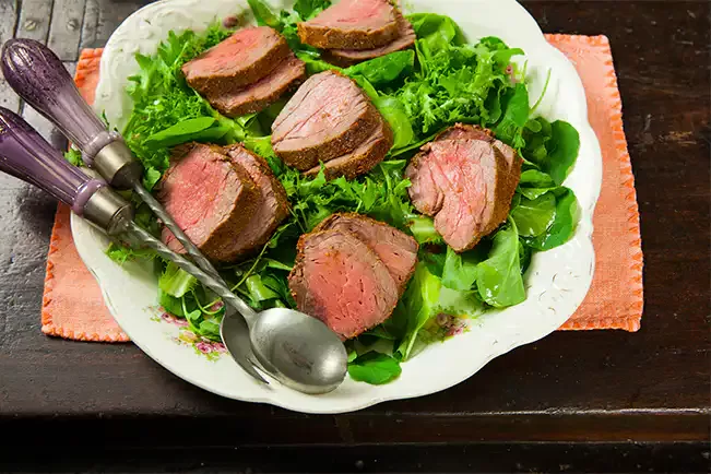 Receita de Rosbife com salada de verdes e molho de tangerina