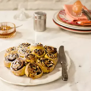 Rosca doce de cenoura com ameixa