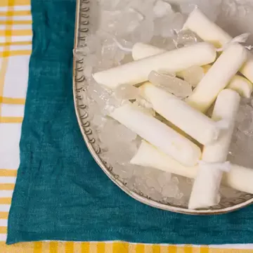 Sacolé de iogurte com coco