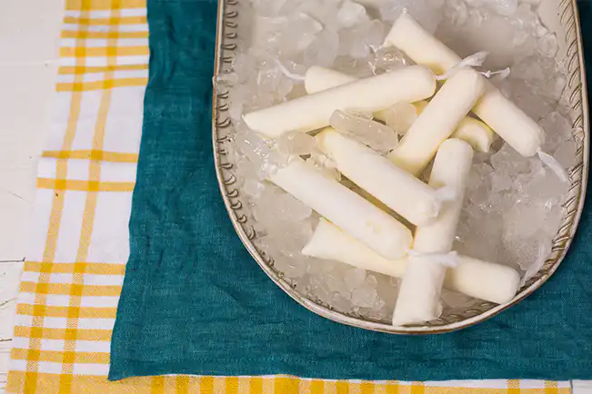 Sacolé de iogurte com coco