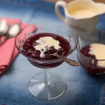 Sagu de vinho tinto com creme inglês