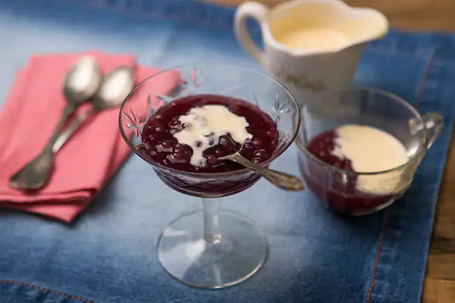 Sagu de vinho tinto com creme inglês
