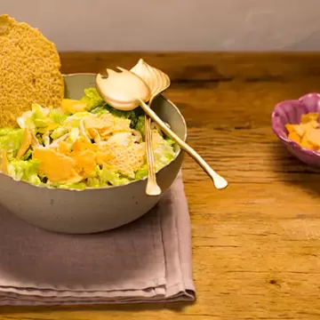 Salada Caesar com crocante de parmesão