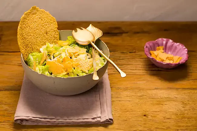 Receita de Salada Caesar com crocante de parmesão
