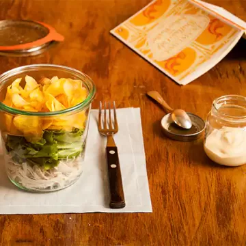 Salada caesar com frango e escarola