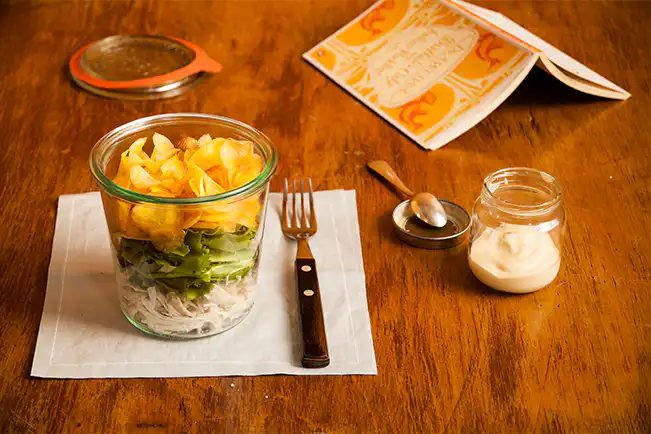 Salada caesar com frango e escarola
