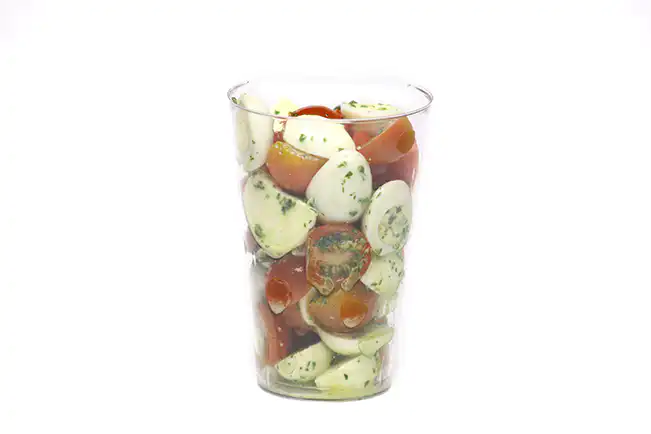 Salada caprese com ovinhos de codorna para crianças