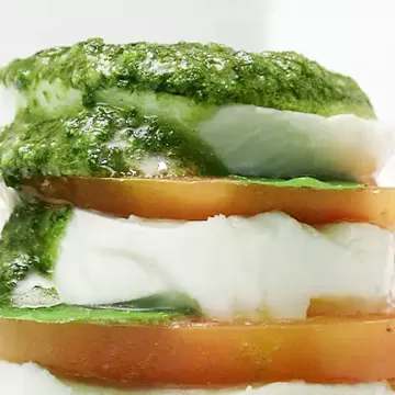 Salada caprese com pesto