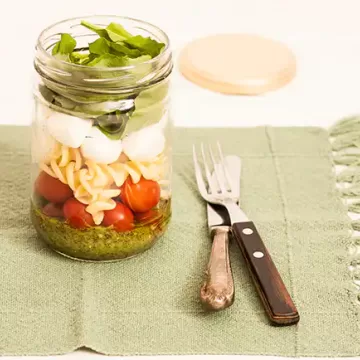 Salada caprese no pote