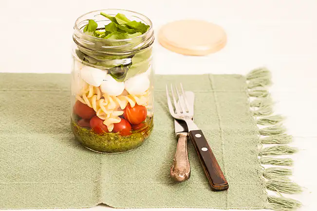Salada caprese no pote
