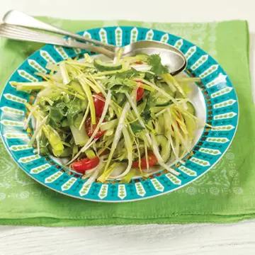 Salada crua de alho-poró com pepino e tomate