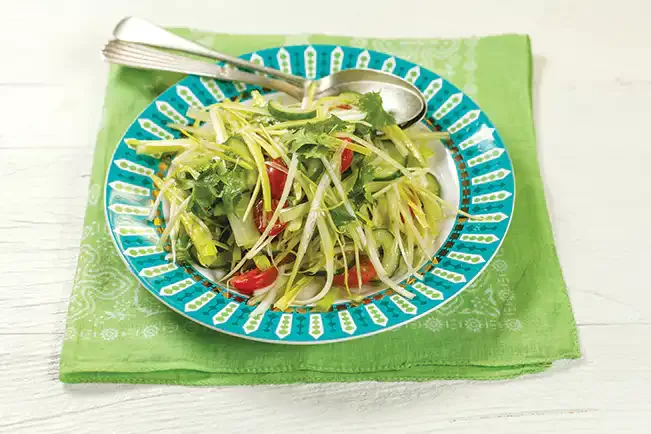 Receita de Salada crua de alho-poró com pepino e tomate