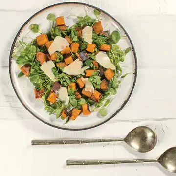 Salada de abóbora assada com agrião e lascas de parmesão