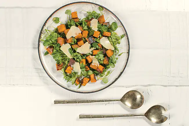 Salada de abóbora assada com agrião e lascas de parmesão