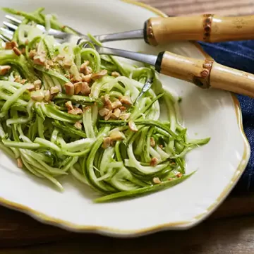 Salada de abobrinha com castanha-de-caju