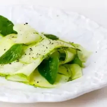 Salada de abobrinha com manjericão