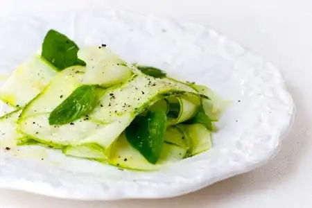 Salada de abobrinha com manjericão