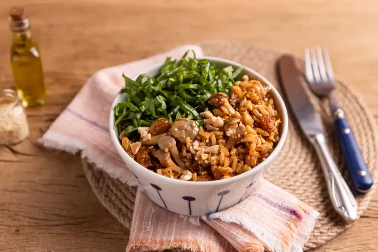 Receita de Salada de arroz com cogumelo e escarola (reaproveitamento)