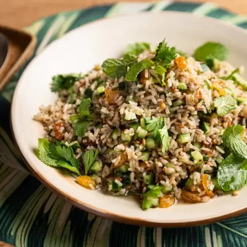 Salada de arroz com pepino e uva-passa
