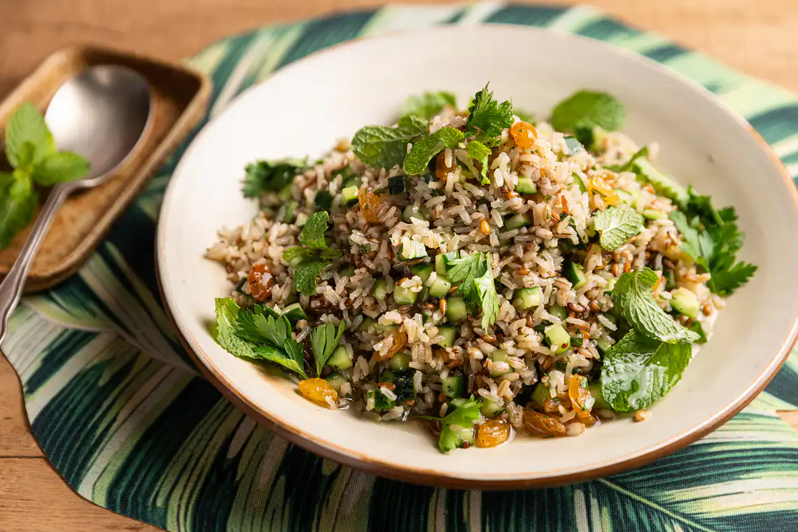 Salada de arroz com pepino e uva-passa
