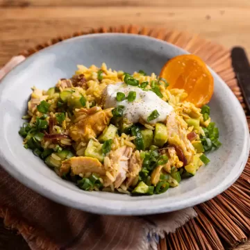 Salada de arroz com salmão (reaproveitamento)