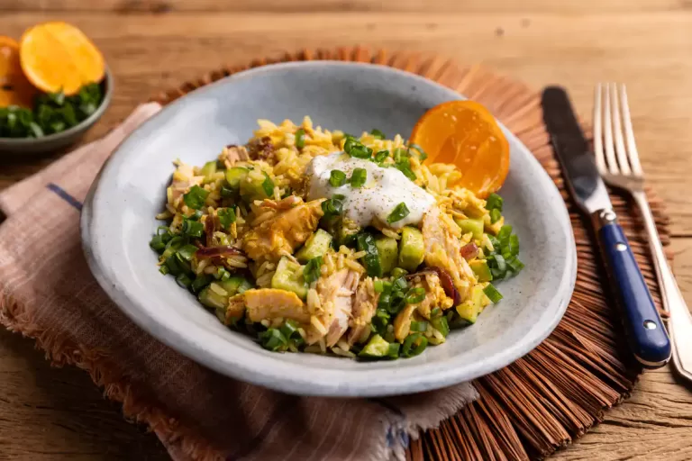 Receita de Salada de arroz com salmão (reaproveitamento)