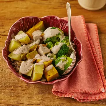 Salada de arroz sete cereais com legumes assados e molho de tahine