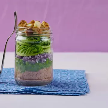 Salada de atum, ervilha e croûton no pote