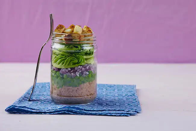 Salada de atum, ervilha e croûton no pote