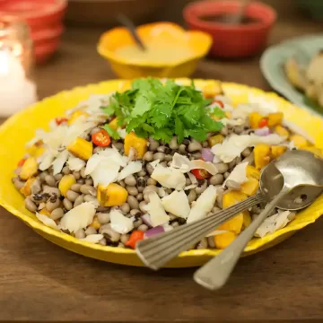 Salada de bacalhau com feijão-fradinho e banana-da-terra