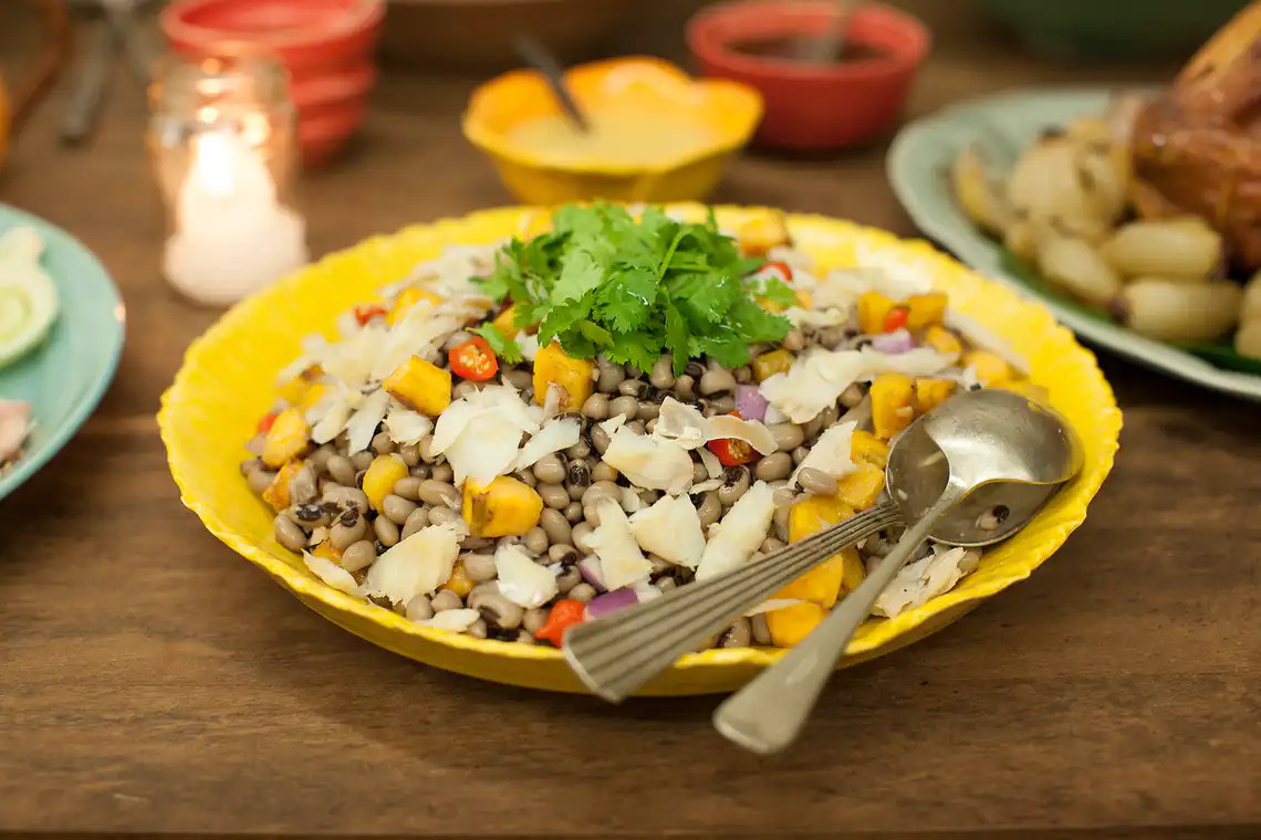 Salada de bacalhau com feijão-fradinho e banana-da-terra