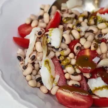 Salada de bacalhau com feijão-fradinho e vinagrete de salsinha