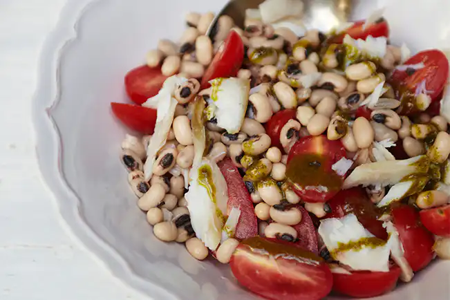 Salada de bacalhau com feijão-fradinho e vinagrete de salsinha