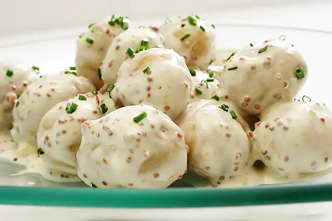 Salada de batata com molho de iogurte e mostarda