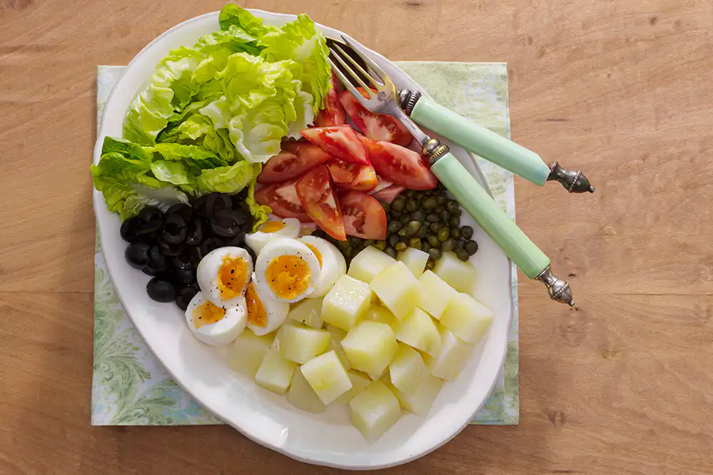 Salada de batata com tomate e ovo