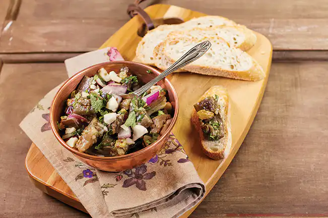 Salada de berinjela com castanha-do-pará, uva-passa e hortelã
