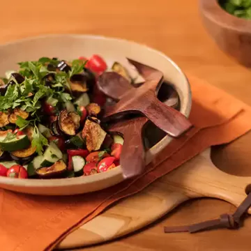 Salada de berinjela com molho de iogurte