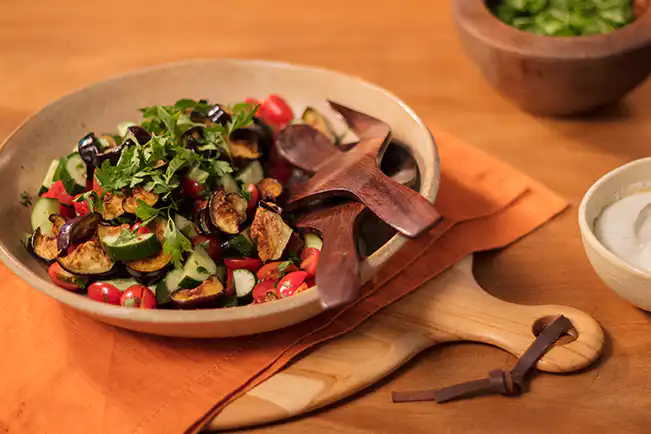 Salada de berinjela com molho de iogurte