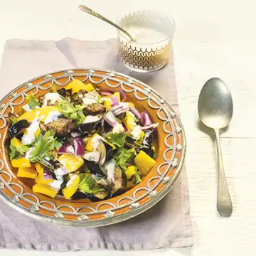 Salada de berinjela frita com pimentão e cebola roxa