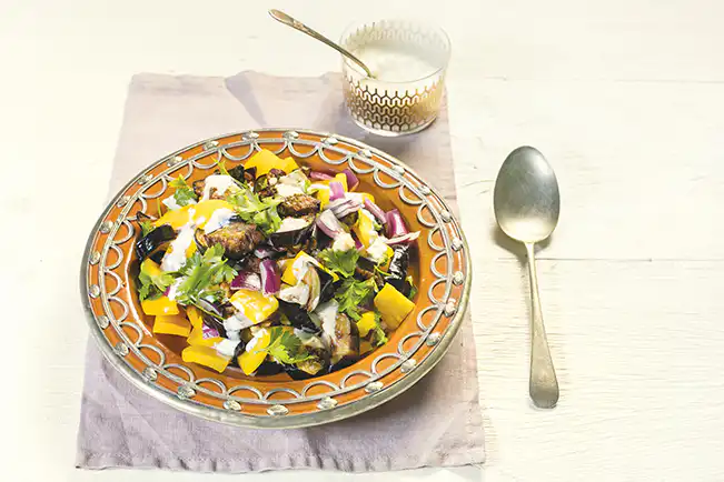 Salada de berinjela frita com pimentão e cebola roxa