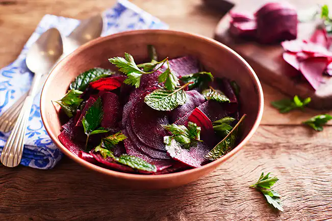 Salada de beterraba com ervas frescas