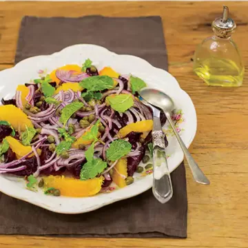 Salada de beterraba com laranja, alcaparras e hortelã