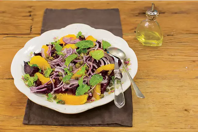 Receita de Salada de beterraba com laranja, alcaparras e hortelã