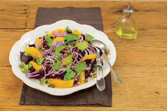 Salada de beterraba com laranja, alcaparras e hortelã