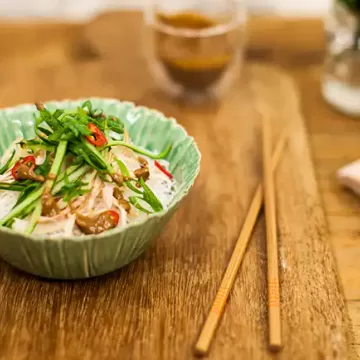 Salada de bifum com peru desfiado e molho de amendoim
