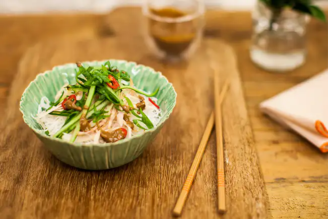 Salada de bifum com peru desfiado e molho de amendoim
